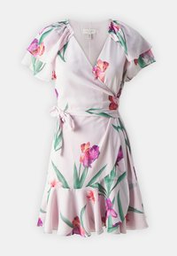 Robe portefeuille florale en tissu rose clair avec des fleurs violettes et jaunes, manches courtes à volants, décolleté en V et ceinture à nouer à la taille.
