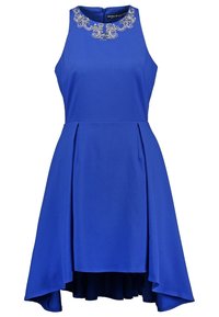 Modré šaty bez rukávů s vysokým a nízkým lemem, nařaseným předním dílem a ozdobným výstřihem s propracovanými stříbrnými detaily. Jemná textura látky.