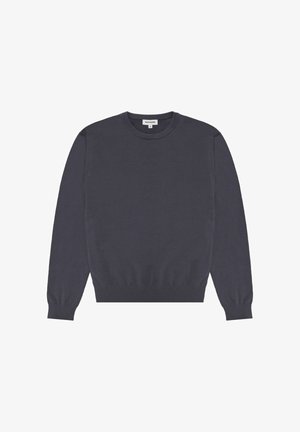 Donkergrijze trui van zacht materiaal, met een ronde hals, lange mouwen en geribbelde manchetten en zoom. Zachte textuur zonder patronen.