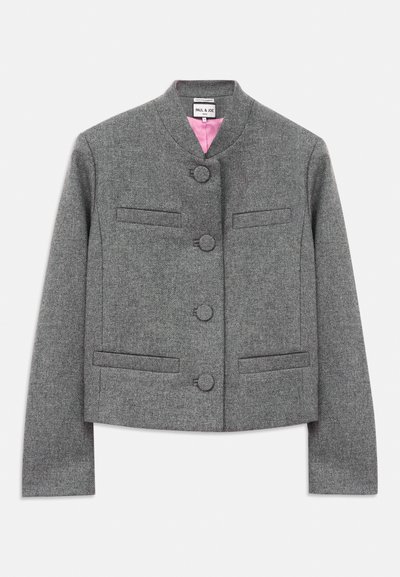 Šedý zkrácený vlněný blazer se čtyřmi knoflíky potaženými látkou, rovnými dlouhými rukávy a paspulkami, růžová podšívka viditelná na límci.