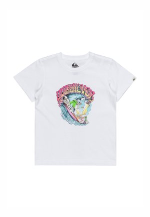 Camiseta blanca de algodón con un colorido estampado gráfico de un surfista montando una ola, con un logo retro de "Quiksilver".