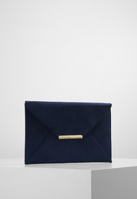 Pochette a busta in pelle scamosciata blu navy con un dettaglio in metallo color oro, caratterizzata da un motivo geometrico cucito sulla parte anteriore e una forma piatta e strutturata.
