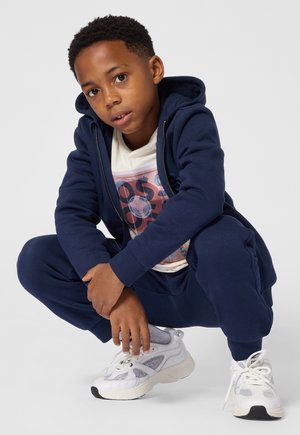 BOSS Kidswear, PANTALON DE JOGGING - Pantalon de survêtement - bleu cargo