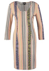 Randig klänning med rundad halsringning och trekvartslånga ärmar. Tyget har olika mönster i orange, svart, lila och grön.