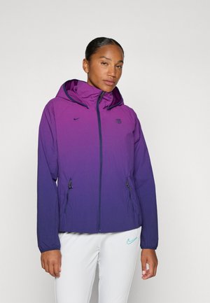 Lilla gradient vindjakke med hette, med glidelås lommer og en liten logo på brystet. Lettvekts- og teksturert stoff.