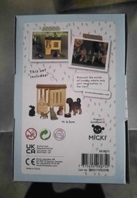 Houten dieren set met een klein hondenhuis. Inclusief verschillende dierenfiguren. Kleurrijke verpakking met illustraties en tekstdetails. Hoogte: 6,5 cm.