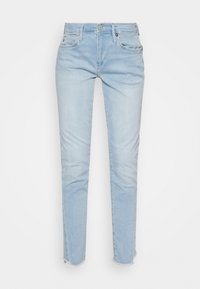 Jeans de mezclilla de pierna recta en azul claro. Con cierre de botón y cremallera, cinco bolsillos y acabados de dobladillo sin terminar en los puños.
