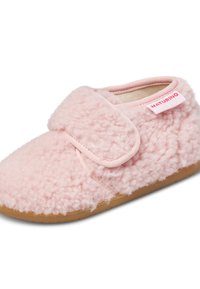Růžový chlupatý pantofel s suchým zipem, texturovaný svrchní materiál připomínající vlnu, měkká vnitřní podšívka a flexibilní gumová podešev. Obsahuje štítek s logem.