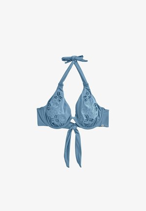 Bikini haut bleu clair avec des détails en dentelle florale, lien au cou halter, et fermeture réglable au dos. Texture lisse et bonnets structurés.