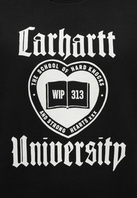 Czarny sweter z dużym białym napisem: "Carhartt University" na dole, z wzorem serca zawierającym otwartą książkę i "WIP 313."