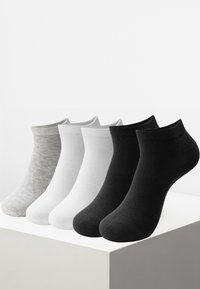 Fem par ankelsokker i grå, hvid og sort. Stoffet har en glat tekstur med ribbede manchetter og forstærkede tåsektioner.