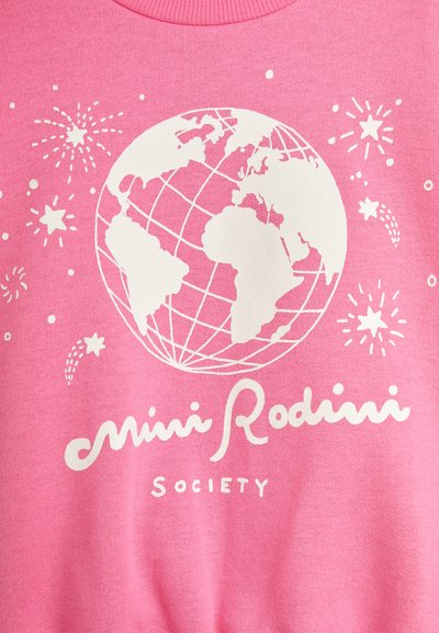 Roza majica s kapuco, ki vsebuje bel grafični motiv zemeljskega globusa in zvezdne vzorce. Besedilo v igrivem fontu pravi "Mini Rodini Society". Narejena iz mešanice bombaža.