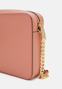 MICHAEL Michael Kors JET SET TRAVEL CROSSBODY - Taška s příčným popruhem - sunset rose