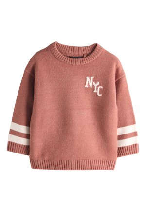 Różowy sweter dzianinowy w kolorze pudrowym z białymi literami "NYC" na piersi oraz dwoma białymi paskami na mankietach rękawów.