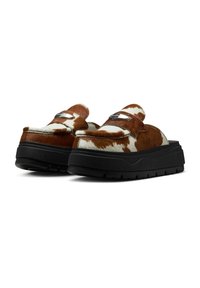 Sæt af slip-on loafers med brunt og hvidt cowhide mønster og tykke sorte platformsåler.