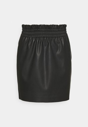 Zwarte leren mini-rok met een elastische tailleband, kenmerken een gladde textuur en subtiele glans, ontworpen voor een aangesloten silhouet.