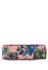 Runder rosa Kissen mit lebhaften grünen, blauen und violetten tropischen Blattmustern und weinrotem Piping an den Kanten.