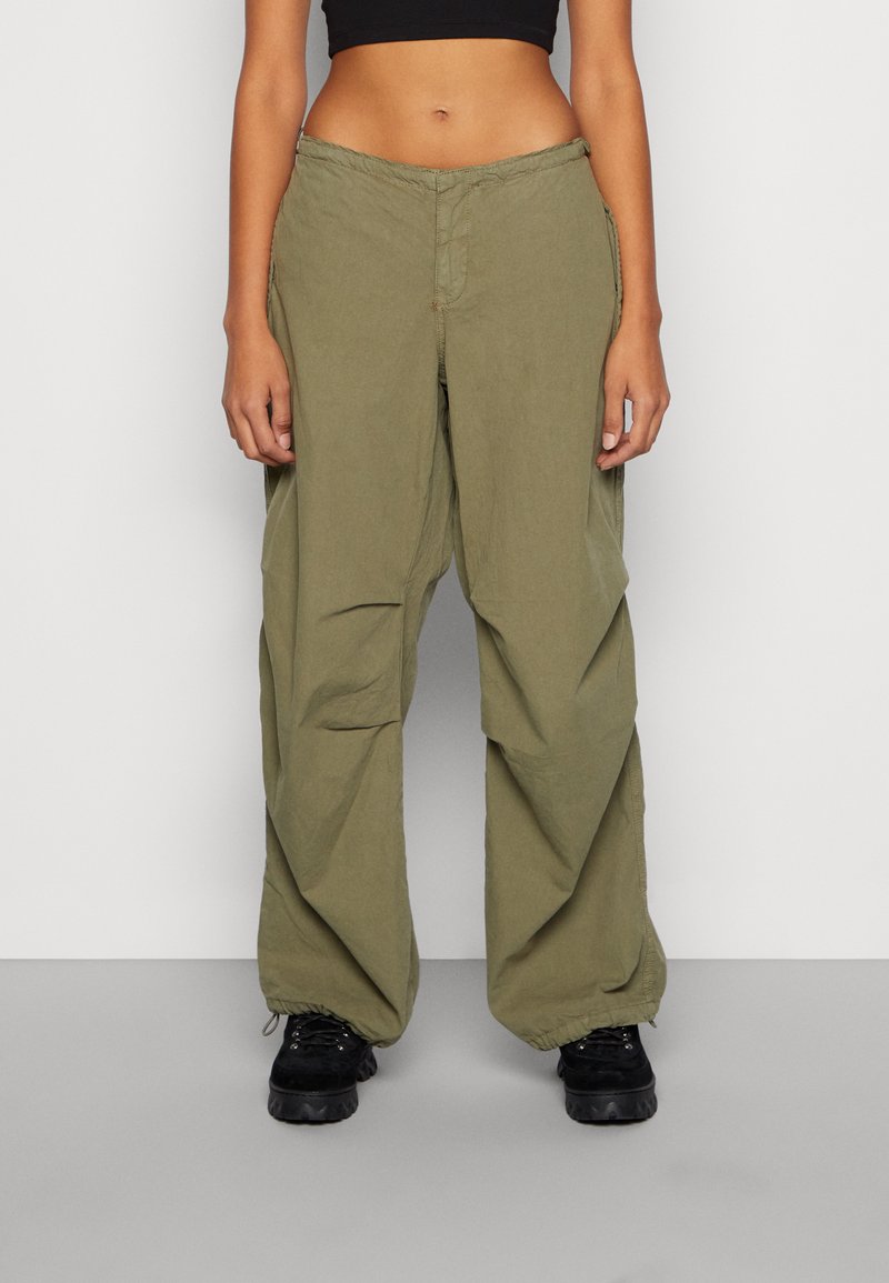 iets frans... BAGGY TECH PANT Kalhoty khaki Zalando.cz