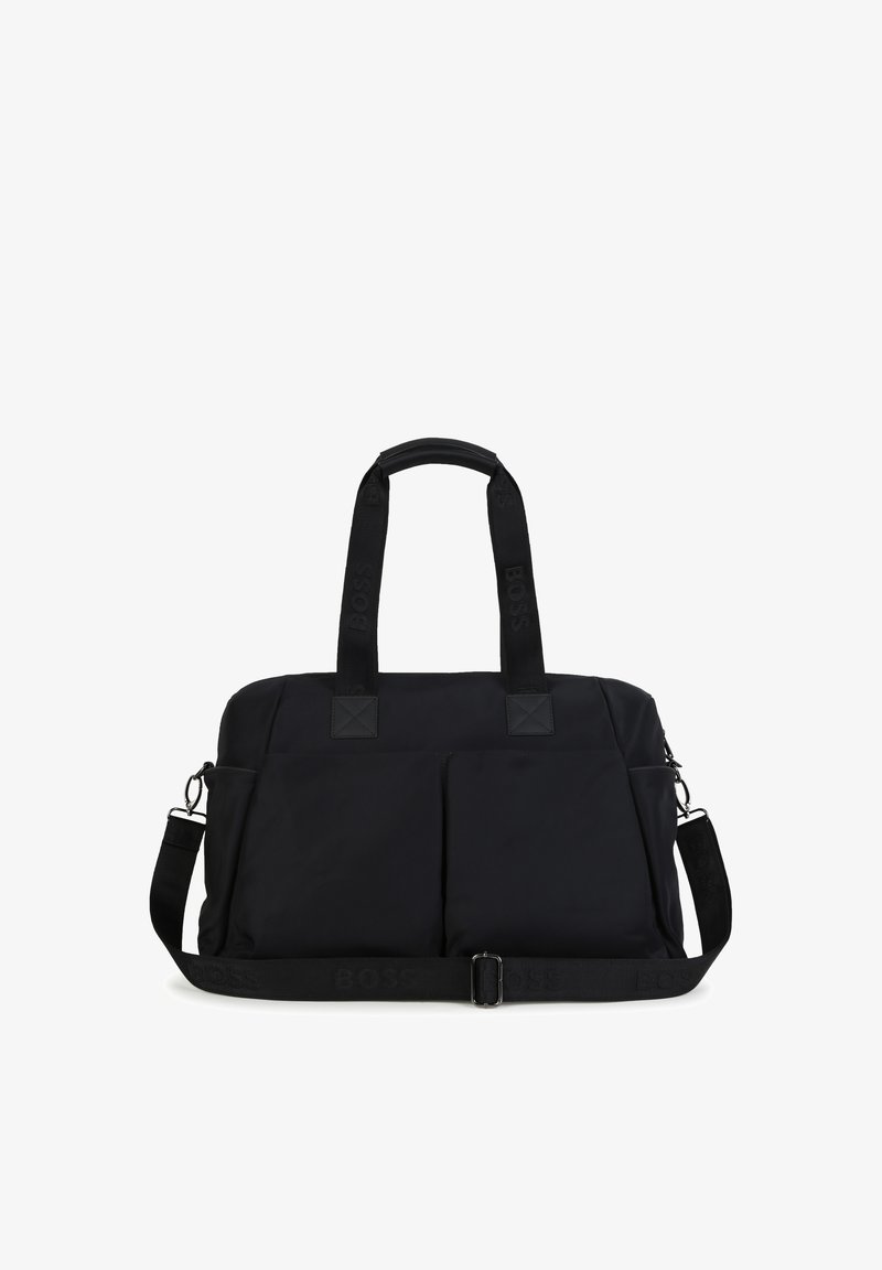 Μαύρη ορθογώνια τσάντα duffel με διπλές λαβές, μπροστινές τσέπες και ρυθμιζόμενο ιμάντα ώμου με μεταλλικά κλιπ.
