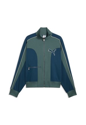 Grøn og marineblå lynlåstrøje med Puma-logo på brystet og en lynlåslomme foran på venstre side.