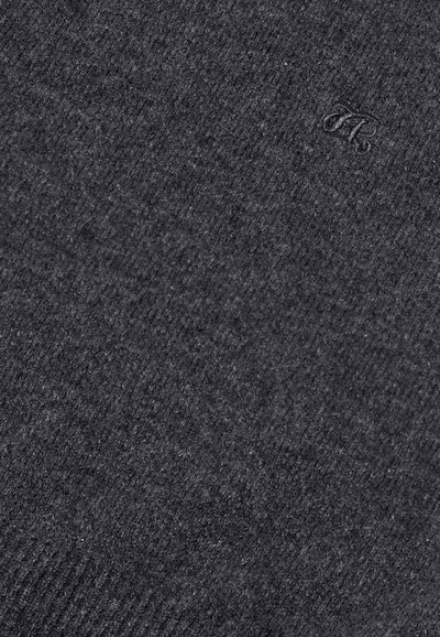 Szary sweter z dzianiny o miękkiej fakturze, z delikatnym haftowanym logo. Materiał wydaje się ciepły i ma średnią grubość.