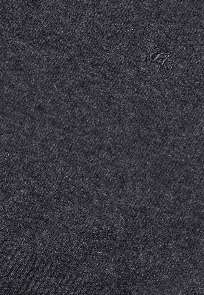 Grijze gebreide trui met een zachte textuur, voorzien van een subtiele geborduurde logo. De stof lijkt warm en heeft een gemiddelde dikte.