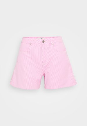 Roze gestreepte shorts van lichtgewicht stof, met een knoopsluiting, twee voorkantzakken en een ontspannen pasvorm voor comfort.