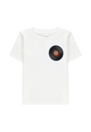 T-shirt bianca a maniche corte con scollo rotondo e grafica di un disco in vinile nero sul petto sinistro con testo attorno al centro.