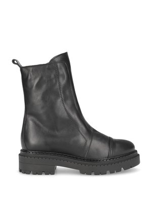 Bottine en cuir noir avec un bout arrondi, surface texturée et une semelle épaisse et robuste. Dotée de coutures simples et d'une languette à l'arrière.