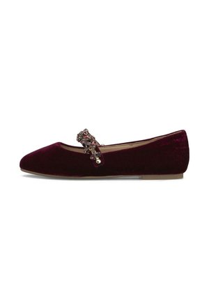 Zapato plano de terciopelo burdeos con punta afilada y una tira decorativa adornada con joyas en la parte superior.