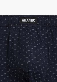 Granatowe bokserki męskie z białym wzorem w diamenty, z czarną talią z napisem "ATLANTIC." Wykonane z miękkiej bawełny.