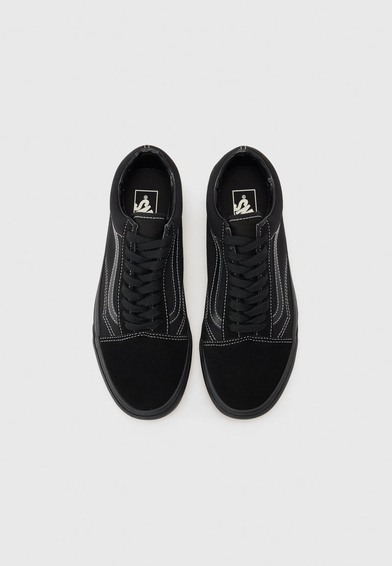 Czarne sneakersy z płóciennym wierzchem, białymi detalami szwów, płaskimi sznurówkami, wyścielonym kołnierzem, okrągłym noskiem i gumową podeszwą.