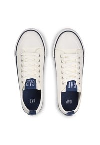 Weisse Canvas-Sneakers mit marineblauen Akzenten, runder Spitze und flachen Schnürsenkeln. Verfügt über ein strukturiertes Obermaterial und ein Logo auf der Zunge. Gummisohle.