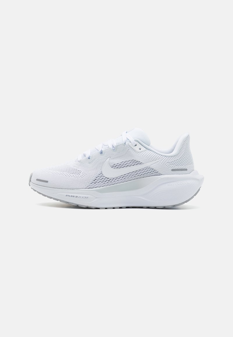 Chaussure de running Nike blanche avec dessus en mesh, design lacé, semelle rembourrée et logo Nike swoosh visible sur le côté.