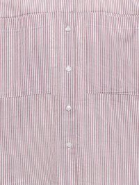 Rød og hvit vertikalt stripete skjorte med fire hvite knapper og to brystlommer.