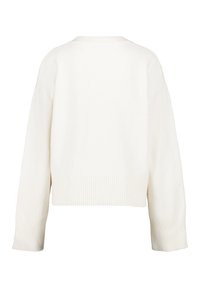 Pull blanc court en tissu doux, avec un col rond, des épaules tombantes et des poignets et un ourlet côtelés. Texture lisse, design minimal.