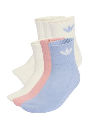 Sechs Paar Knöchelsocken in Pastellfarben: zwei weiße, zwei rosa und zwei hellblaue, jeweils mit einem weißen Logo in der Nähe des Bündchens.