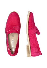 Mocassins en suède rose vif avec un dessus texturé, dotés d'une sangle sur le cou-de-pied et d'une semelle plate de couleur claire.
