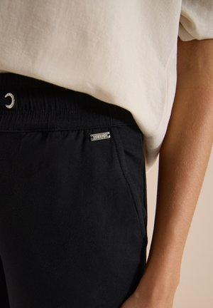 Cecil, WIDE LEG SHORTS IM LOOSE FIT - Pantalones deportivos - black