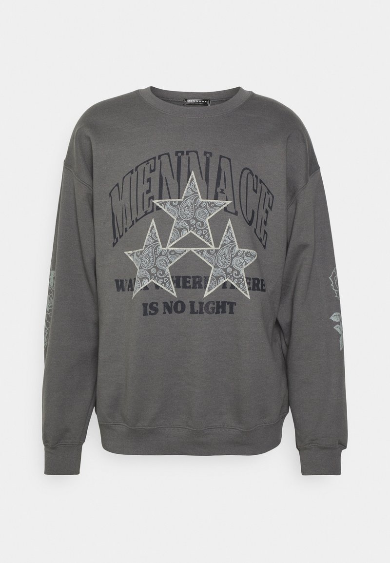Sweat-shirt gris foncé avec trois étoiles à motifs et le texte "MENNACE" et "IS NO LIGHT" sur le devant.