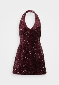 Vestido burdeos de lentejuelas con escote halter y frente en forma de V. Presenta un torso ajustado y una falda acampanada, que refleja la luz.
