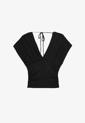 Čierny top s hlbokým výstrihom do V, krátkymi širokými rukávmi a zhromaždenou textúrou v oblasti pásu so zaväzovaním na chrbte. Mäkký materiál.