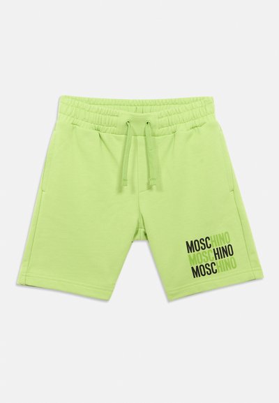 Πράσινα βαμβακερά σορτς με ελαστική μέση, κορδόνι και πλαϊνές τσέπες. Διαθέτουν επαναλαμβανόμενο τύπωμα με το κείμενο "Moschino" σε μαύρο σε ένα πόδι.