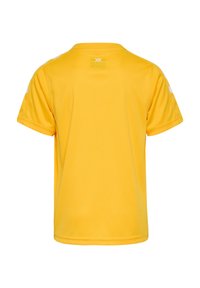 Gul kortärmad T-shirt tillverkad av mjukt tyg med rund halsringning, utrustad med vita detaljer på axlarna och en logotyp på baksidan.