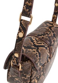 Borsa a spalla in finta pelle di serpente marrone e beige con forma arrotondata, hardware dorato, tracolla regolabile e superficie texture.