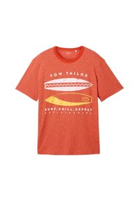 Camiseta a rayas rojas con cuello redondo. Presenta un gráfico de una tabla de surf en blanco y el texto "TOM TAILOR" en blanco. Manga corta y corte relajado.
