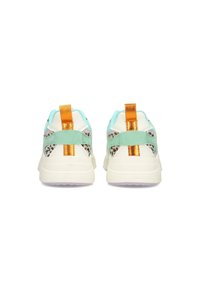 Sneakers bianchi e menta con dettagli in stampa leopardata e accessori dorati. Presentano un tab posteriore teal e morbidi dettagli in suede sui lati.