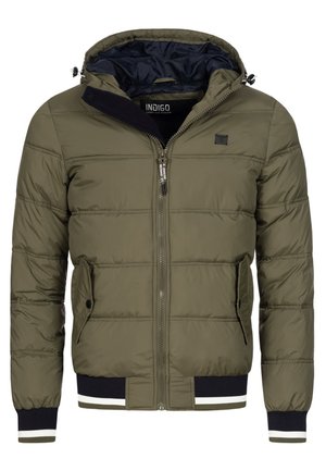 Chaqueta acolchada en verde oliva, con capucha, cremallera frontal, bolsillos laterales y puños acanalados con franjas blancas y negras.