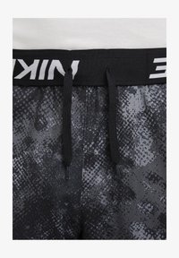 Vald, black black white black