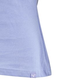 Hellblaues Baumwoll-T-Shirt mit glatter Textur, kurzen Ärmeln und einem kleinen Logo-Tag am Saum. Schlichtes, figurbetontes Design.